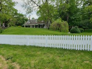 een wit hek voor een huis bij Harbor House Bed and Breakfast in Staten Island