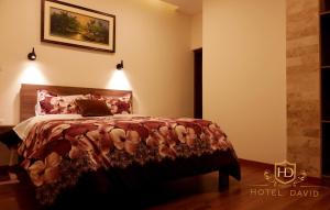 سرير أو أسرّة في غرفة في Hotel David