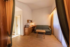 A seating area at Appartement Strobl