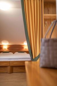 A bed or beds in a room at Appartement Strobl