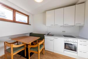 A kitchen or kitchenette at Appartement Strobl