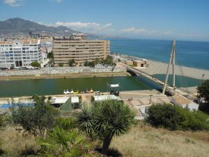 une vue sur un pont au-dessus d'une masse d'eau dans l'établissement Apartamentos La Casa de Bebita, à Fuengirola