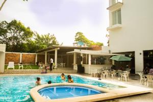 Tahuari Hotel内部或周边的泳池