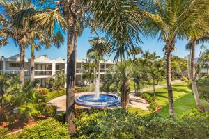 Piscina de la sau aproape de The Beachcomber St. Pete Beach Resort & Hotel