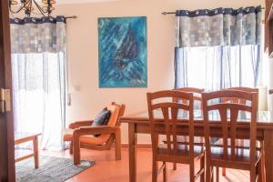 een eetkamer met een tafel en stoelen bij Home By The Sea in Sesimbra