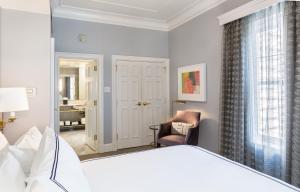 Voodi või voodid majutusasutuse The Lancaster Hotel toas