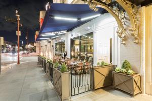 een restaurant met tafels en stoelen voor een gebouw bij The Lancaster Hotel in Houston