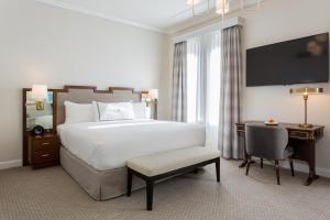 Voodi või voodid majutusasutuse The Lancaster Hotel toas