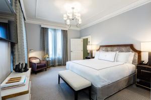 Säng eller sängar i ett rum på The Lancaster Hotel