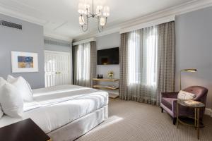 Voodi või voodid majutusasutuse The Lancaster Hotel toas