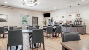 un restaurante con mesas y sillas y un bar en Beachfront Inn, en Brookings