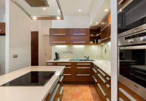A kitchen or kitchenette at Luxury central Apartment