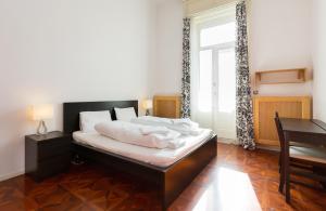 A bed or beds in a room at Luxury central Apartment