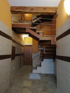 un couloir avec un escalier dans un bâtiment dans l'établissement PENSIÓN PEÑA, à Burgos