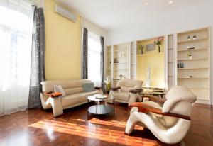 A seating area at Luxury central Apartment