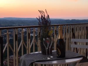 a table with two bottles of wine and a glass at Appartamento Gran Sasso - Guest house in Chieti