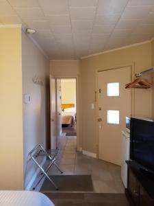 Postel nebo postele na pokoji v ubytování Pinecone Motel