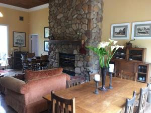 Χώρος καθιστικού στο Pescadero Creek Inn