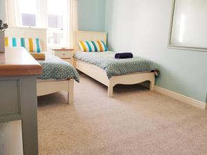 um quarto com 2 camas individuais num quarto em Three Bed Holiday Home in Glasgow em Glasgow