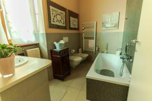 A bathroom at A due passi dal Castello