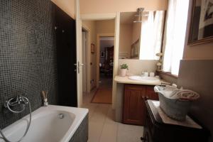 A bathroom at A due passi dal Castello