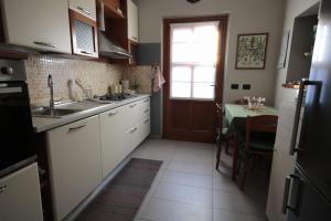 A kitchen or kitchenette at A due passi dal Castello