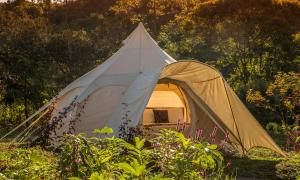 ein Zelt in der Mitte eines Feldes in der Unterkunft Kinkara Luxury Retreat in San Isidro