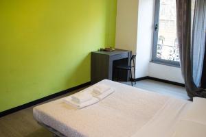ローマにあるLucky Domus Ottavianoの緑の壁、ベッド付きのベッドルーム1室