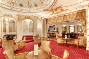 Grand Royale Hyde Park في لندن: غرفة كبيرة مع طاولات وكراسي في مبنى