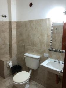 La salle de bains est pourvue de toilettes et d'un lavabo. dans l'établissement Crystal Hotel, à La Quiaca
