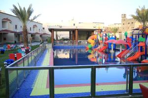 Bazén v ubytování Al Khuzama Resort nebo v jeho okolí
