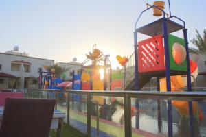 un parque infantil con un parque acuático con tobogán en Al Khuzama Resort en Taif