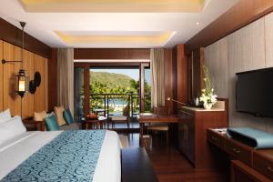 Postel nebo postele na pokoji v ubytování Sanya LUHUITOU Resort & Spa