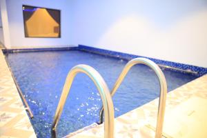 Bazén v ubytování Al Khuzama Resort nebo v jeho okolí