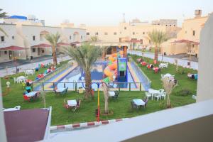 Bazén v ubytování Al Khuzama Resort nebo v jeho okolí