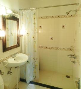 Om Niwas Suite Hotel tesisinde bir banyo