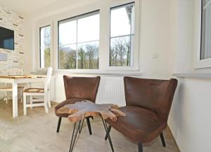 een woonkamer met 2 stoelen en een tafel bij Villa Doris Bng 8 Hanau in Heringsdorf