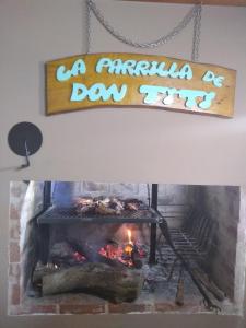 une cheminée avec un panneau indiquant un bon appétit particulier dans l'établissement La casa del Titi, à Tandil