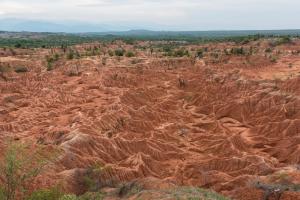 Una vista aérea del desierto rocoso en Hotel Colonial Villavieja, en Villavieja