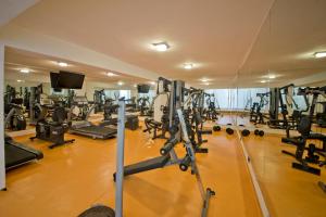 een fitnessruimte met veel loopbanden en een flatscreen-tv bij Yalihan Una in Avsallar