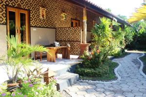 班尤溫當的住宿－Be Bali Menjangan，植物和路径的庭院