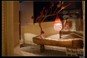 wazon z drzewem w pokoju w obiekcie Mos Motel w mieście Zhongli