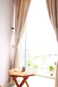 una mesa de madera sentada frente a una ventana en Fabulous Mekong Homestay, en Can Tho