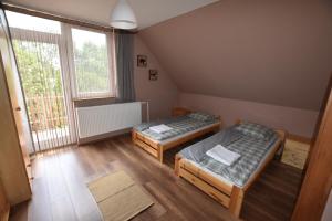 Pokój z 2 łóżkami i oknem w obiekcie Borsi Apartman w mieście Balatonalmádi