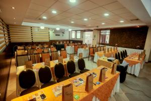 una sala da pranzo con tavoli e sedie di Victoria Regia Hotel a Iquitos
