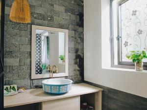 會安的住宿－Xanh Lá Homestay Hội An，一间带水槽和镜子的浴室