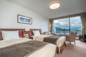 um quarto de hotel com duas camas e uma janela em Rembrandt Premium Fuji Gotenba em Gotemba