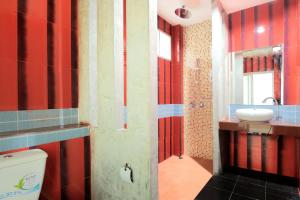 un baño con inodoro y lavabo en Phi Phi Chang Grand Resort, en Islas Phi Phi