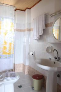 uma casa de banho com um lavatório e um WC em Panorama Apartments em Marathokampos