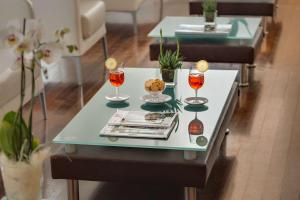 un tavolo con quattro bicchieri sopra di Best Western Hotel San Marco a Siena